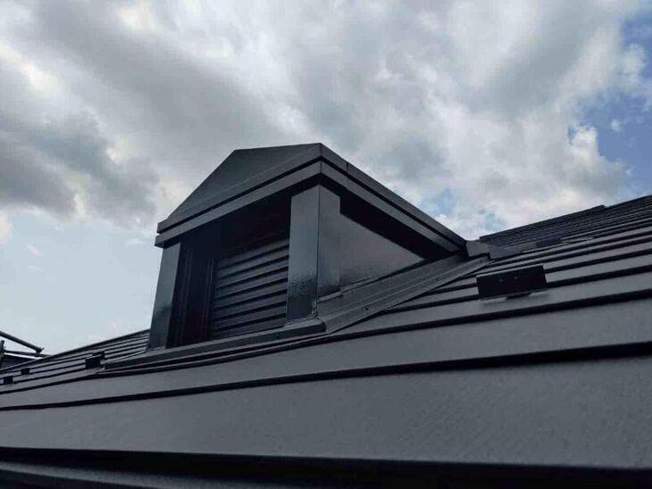 今回は屋根の状態とご要望をお聞きし塗装ではなく屋根カバーをご提案いたしました！【八日市店スタッフ】