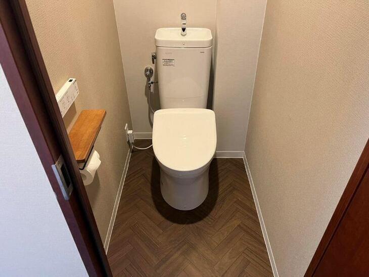 マンションのトイレ交換です！床はヘリンボーン柄のCFでオシャレに仕上がってます！！【八日市店スタッフ】