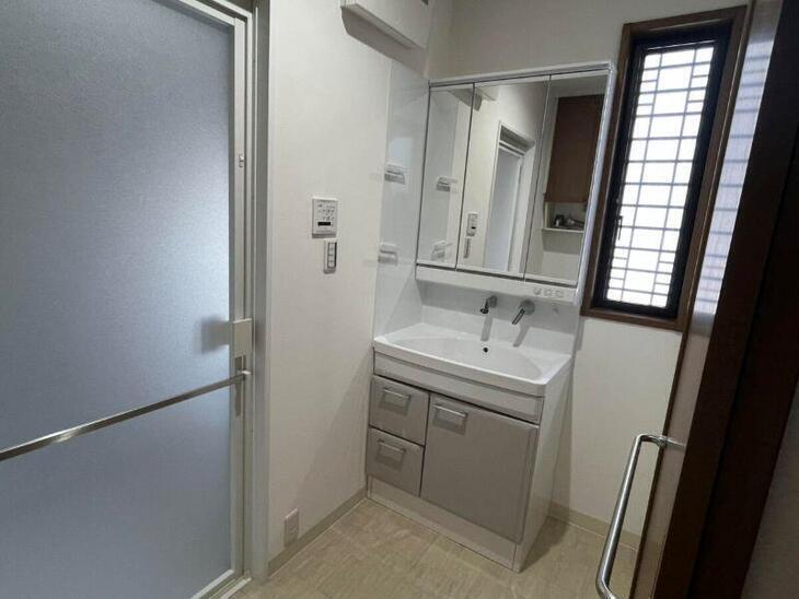 タカラスタンダードのファミーユを採用頂きました。壁面にはマグネットパネルも取付したので、いろんな使い方ができますね！【八日市店スタッフ】