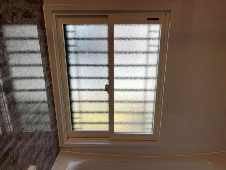 浴室の窓に内窓を取り付けました！使用中の温度低下が抑えられ冬場のヒートショックの抑制（予防）にもなるので、おススメ工事です！（八日市店　岩城）