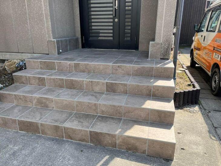 玄関タイルを張り替えました。タイル割りも計算通りで、300角タイルがキレイに納まってます！！【八日市店スタッフ】