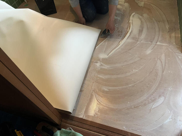 クッションフロアを貼り替えています！職人さんが丁寧に貼ってくれています！【彦根店スタッフ】