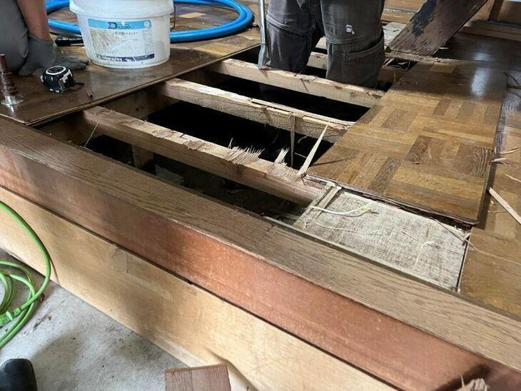 床の張替えをするため、既存の床を剝がしています！新しい床が楽しみですね！【彦根店スタッフ】