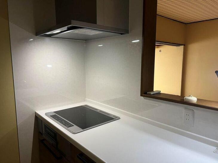 キッチンを交換しました！白を基調とした大理石風のキッチンで料理が美しく映えそうですね！！【彦根店スタッフ】