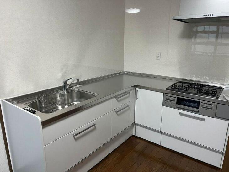 キッチン交換工事を行いました！白を基調とする新しいキッチンはとても美しいですね！！【彦根店スタッフ】