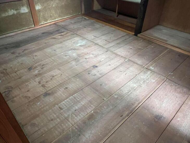 和室を洋室に改装するために、畳を外しました！これから床を張っていきます！！【彦根店スタッフ】