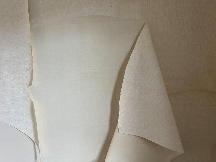 クロスを張り替えるために、従来のクロスを剥がしているところです！【彦根店スタッフ】