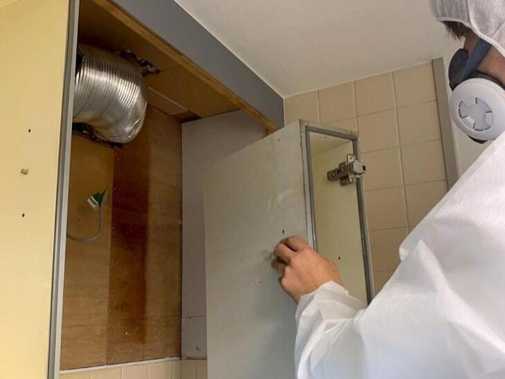 キッチン吊戸にアスベスト含有の可能性がある為、防護服や養生をしっかりとしてから解体しています。【湖西店スタッフ】