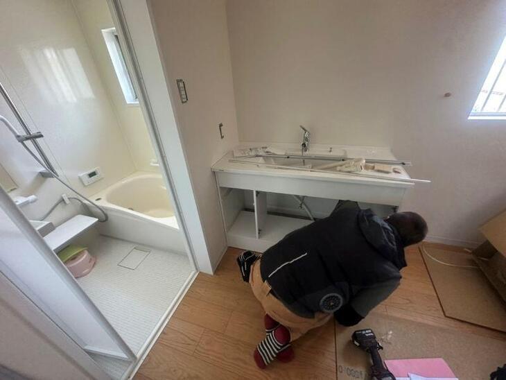 洗面化粧台取り付け作業です！鏡の前で毎朝自分におはよう☀️と挨拶できますね！【野洲店スタッフ】