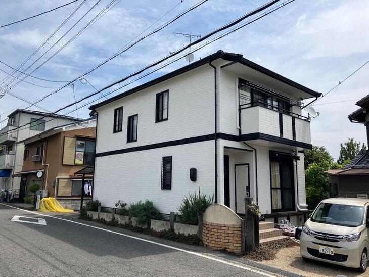 外壁塗装工事が終わりました。ホワイト系の外壁と黒系の見切りでメリハリのあるおしゃれな外観になりました。【湖西店スタッフ】