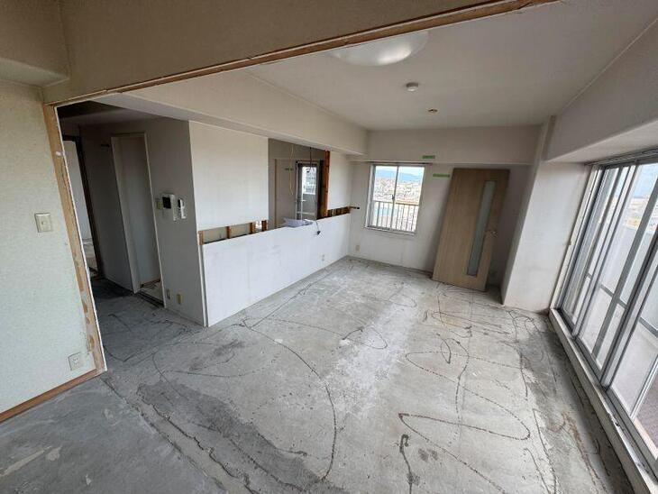 マンションの床（既存カーペット）を捲りました。お部屋がこれから生まれ変わります！【湖西店スタッフ】