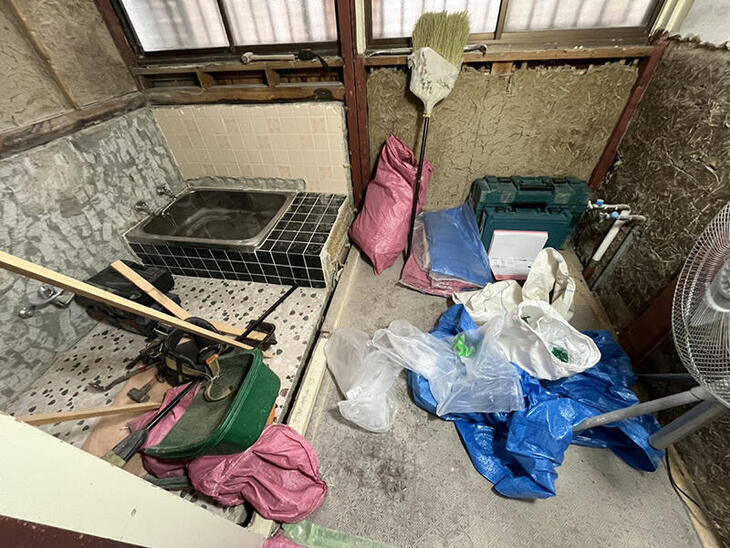 在来の浴室と洗面の解体工事中。まだまだ解体します！【野洲店スタッフ】