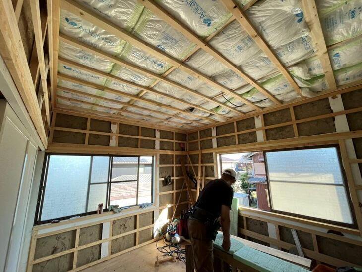 聚楽壁を取って完全に和室から洋室に！断熱材も入れて安心ですね【野洲店スタッフ】