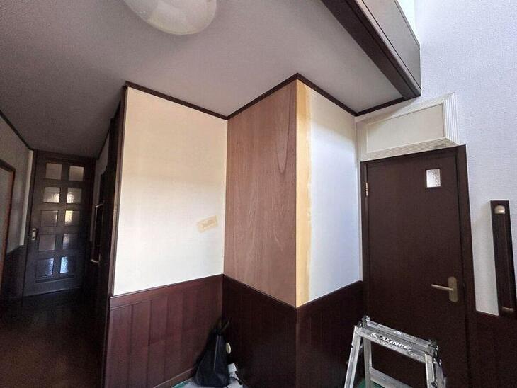 玄関のアクセントクロスを貼り替えます。他の壁が白色なのでアクセントが映えやすくおすすめです。【湖西店スタッフ】