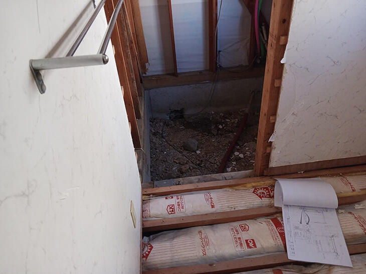 床が軋むので洗面所の床も張り替えます。【野洲店スタッフ】