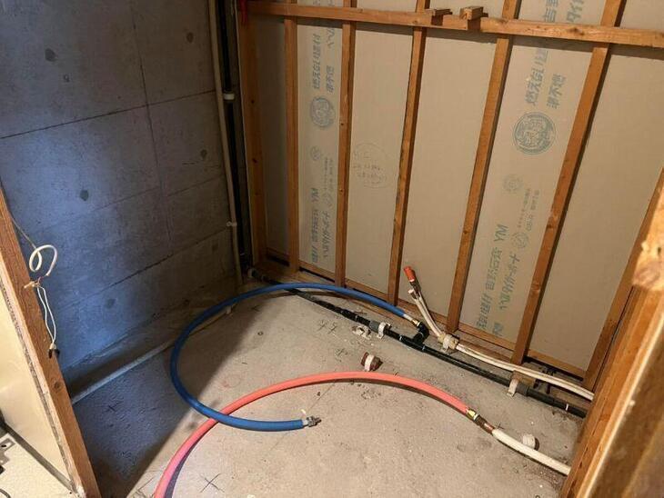 ユニットバスをこれから取り付けます！皆さんがいつも使っているユニットバスの裏側はこのような感じになっています！【彦根店スタッフ】