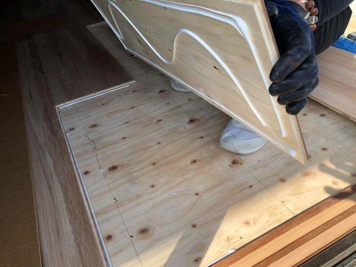 床の張替えを行っています！既存の床から色が変わり、お部屋の印象も変わりました！！【彦根店スタッフ】