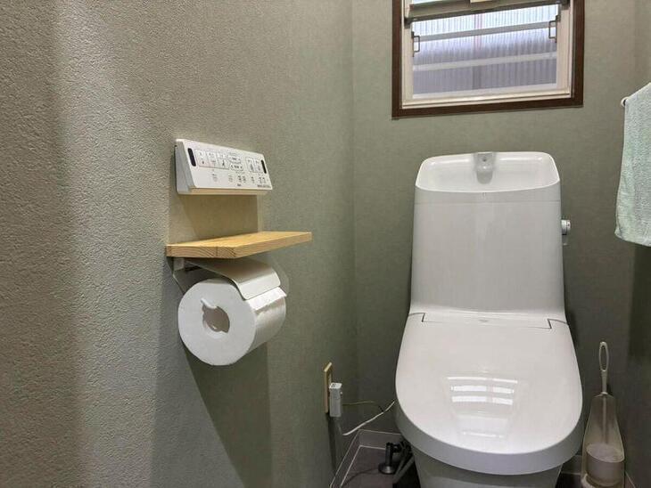 トイレを交換！紙巻き器も交換し空間が一新しました。壁紙はご夫婦がお好きな緑色です。取付け商品は【LIXIL NEWベーシア】です。【湖西店スタッフ】