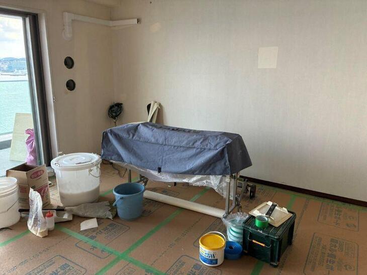 マンションのクロスを貼り替えます。この機械はクロスにのりをつける【のり付け機】です。面積の広いクロス貼り替えでは機械を使います。【湖西店スタッフ】