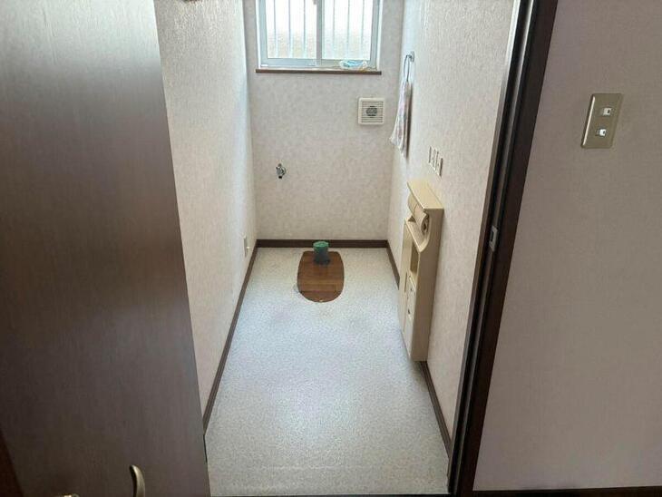 既存のトイレを外しました。床のクッションフロアをめくり、貼り替えていきます！【湖西店スタッフ】