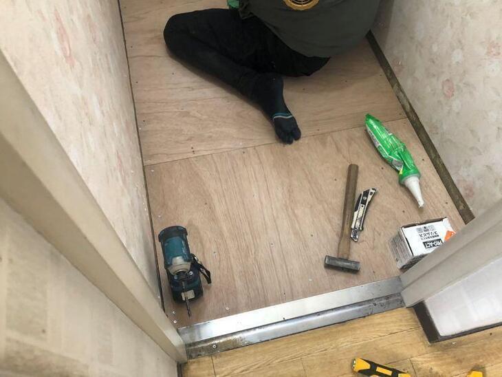 敷居との段差を解消するため、床の高さを上げる作業をしてます！つまずき注意⚠️【野洲店スタッフ】
