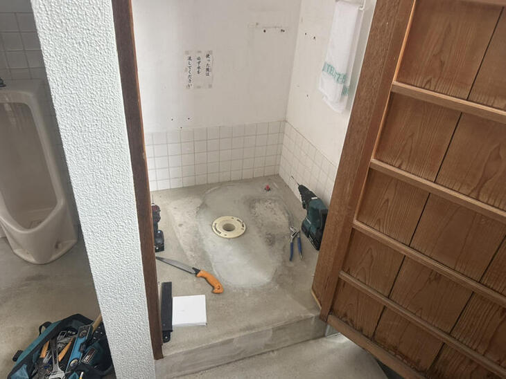 土間の乾燥も終え、最後はトイレ本体の取り付けとなります！もう少しで完成するのでもう少し待ってね【野洲店スタッフ】