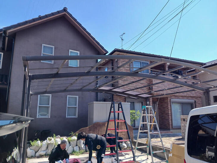 パリパリに割れてしまったポリカ屋根を交換しています！暑い中の作業水分補給をしてご安全に！【野洲店スタッフ】