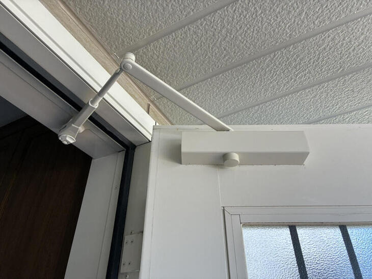 玄関クローザーの交換をしました。ドアを開けた時のストッパーが効かない問題を解消しました。【湖西店スタッフ】