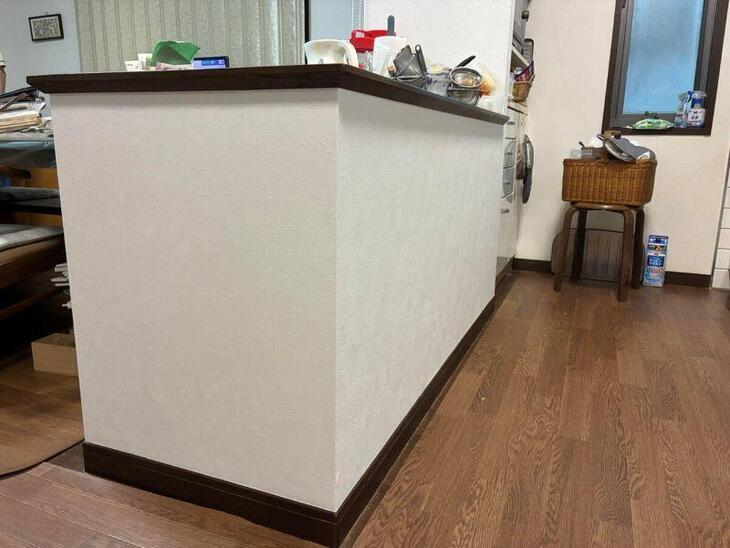 キッチンカウンターのクロスを貼り替えました。部分張替えで汚れてしまった部分もきれいに仕上がりました。【湖西店スタッフ】