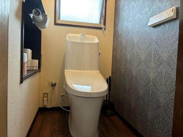 トイレの交換とクッションフロアも新しくしました！右面のアクセントクロスとクッションフロアの色や模様がマッチして素敵な空間になりました。【湖西店スタッフ】