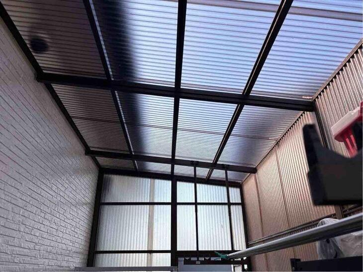 塗装工事も終わり足場も解体、ポリカ波板の復旧作業をしました！このタイミングなので波板の張替えを提案し、新しいものにも変えました！これで工事は完了です！【野洲店スタッフ】