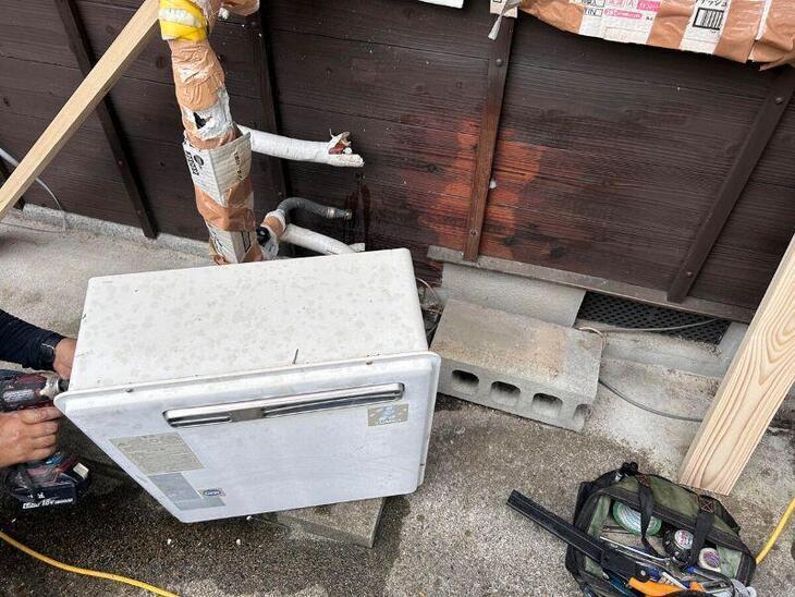 給湯器を撤去しました。配管部分をすべて切断し、新しいエコジョーズを接続していきます。【湖西店スタッフ】