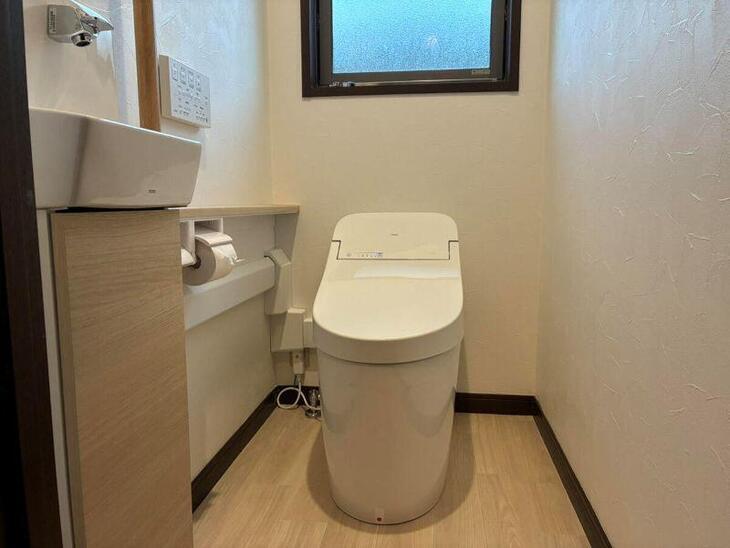 お家の2階のトイレを交換しました。タンクレストイレと手洗い器を設置しました。【TOTO　GG１ワンデーリモデル】です。【湖西店スタッフ】