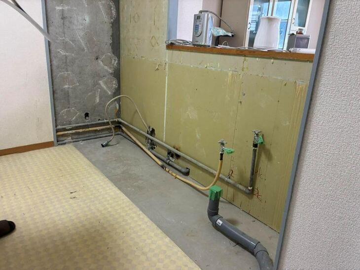 古いキッチンの解体完了です！マンションによって配管なども異なるので、新しいキッチンが設置できるように仕込みをしていきます。【湖西店スタッフ】