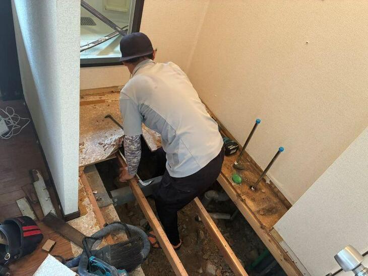 補修を行うために、元の床を解体しています！【野洲店スタッフ】