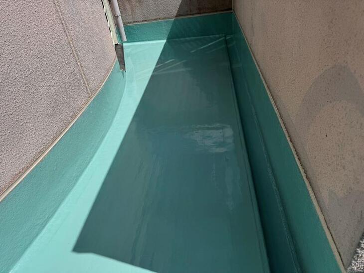 防水層膜が出来上がってきました。乾燥後トップコートをしていきます。防水は切らしてはいけません。【野洲店スタッフ】