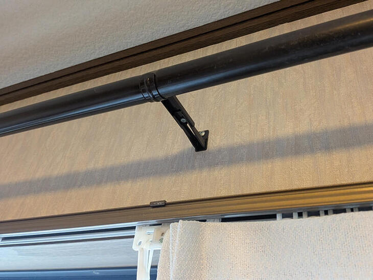 お子様がぶら下がって壊れてしまったカーテンレール…大工さんの匠の技によって元の姿を取り戻しました！！【野洲店スタッフ】