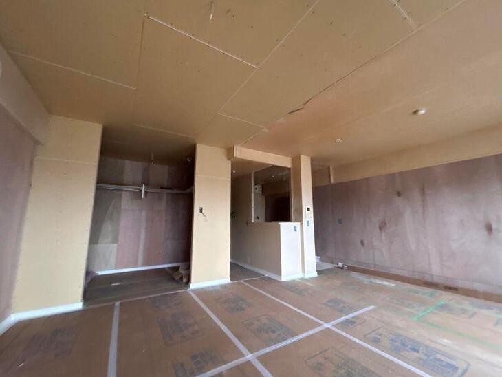 これからクロスを貼ります！イメージがガラッと変わるのが楽しみです★【湖西店スタッフ】