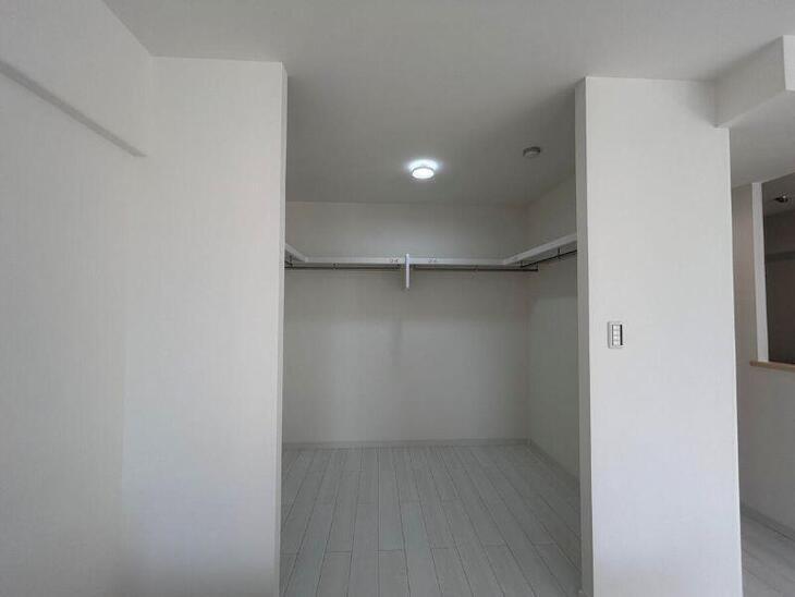 ウォークインクローゼットを新設しました。ハンガーも掛けられるように、【ウッドワン　枕棚セット】を採用しています！【湖西店スタッフ】