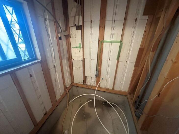 解体が終わったので、配管、配線の仕込み作業をしております！【野洲店スタッフ】