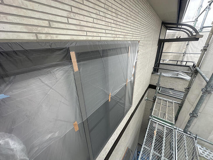 塗らない部分はしっかり養生！塗装前の大事な作業です。【野洲店スタッフ】