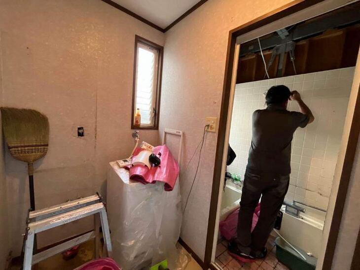 新しいお風呂に交換するため、お風呂を解体しています！【野洲店スタッフ】