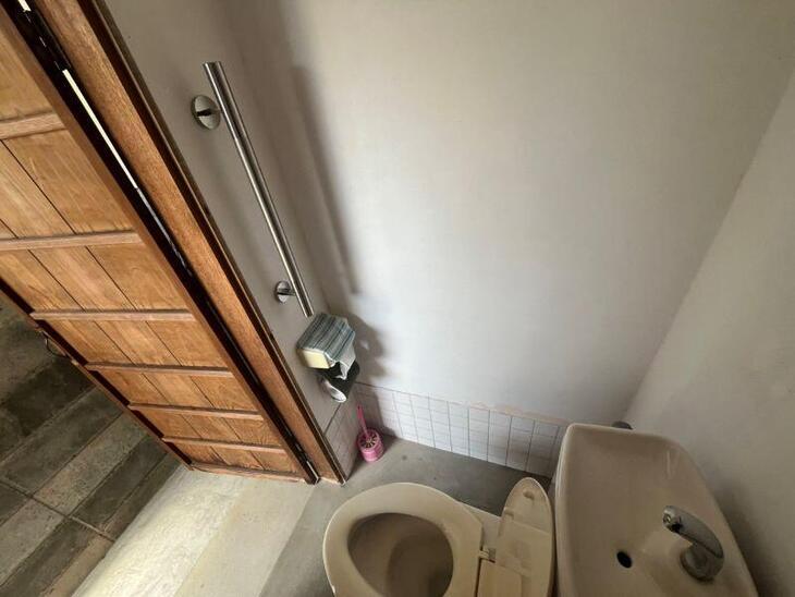 お寺の外にあるトイレに手すりをつけました。これで立ち上がる時も安心安全ですね！【野洲店スタッフ】