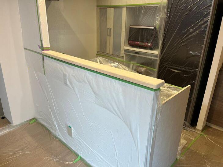 キッチンカウンターの塗装をしています！ヤスリがけから行います！周りに飛び散らないようにしっかり養生！【野洲店スタッフ】