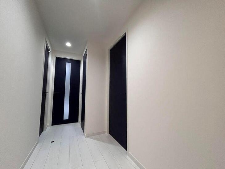 黒い建具がとってもおしゃれでセンスがいいですね！フローリングはダイケンMYオトユカを貼りました。【湖西店スタッフ】