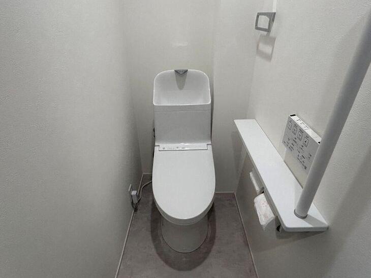 新しいトイレ【TOTO ZR2 】と、手すりも取り付けました！足腰に不安を抱えている方も安全にトイレをご使用いただけます！【湖西店スタッフ】
