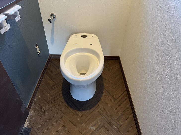 新しいトイレの下部分が付きました。これからタンク取付に入ります。【野洲店スタッフ】