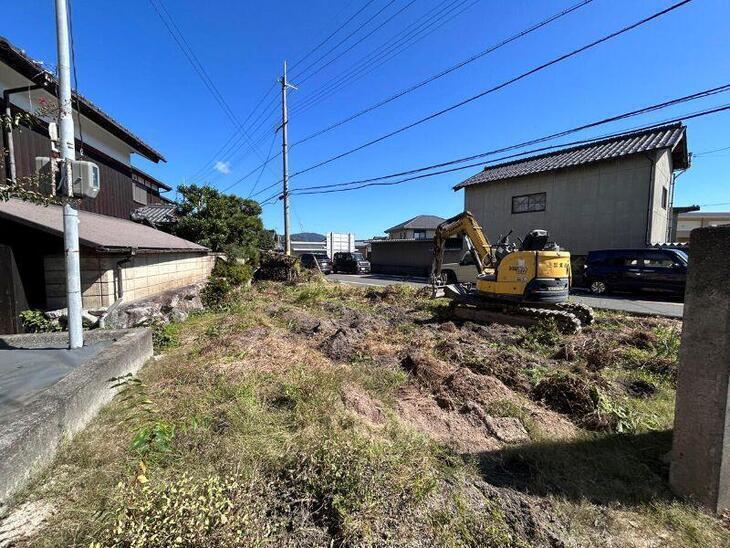 外構解体現場です。柵や小屋を重機で解体しています。【湖西店スタッフ】