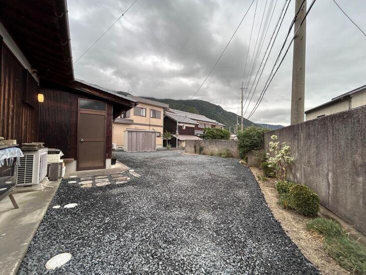 お手入れの大変な土のお庭から防草シートと砂利を敷きました。【湖西店スタッフ】