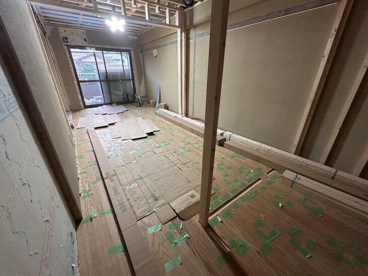 マンションの改装工事で床張りが始まりました。朝日ウッドテックMSX突板フロアのマンション仕様フローリングを使用しています。【湖西店スタッフ】